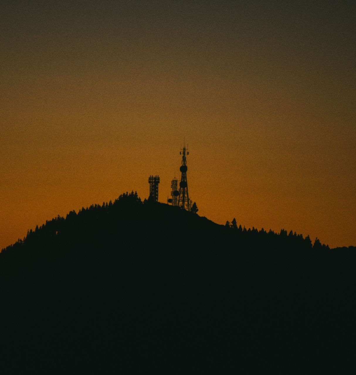 Silueta de una montaña al atardecer